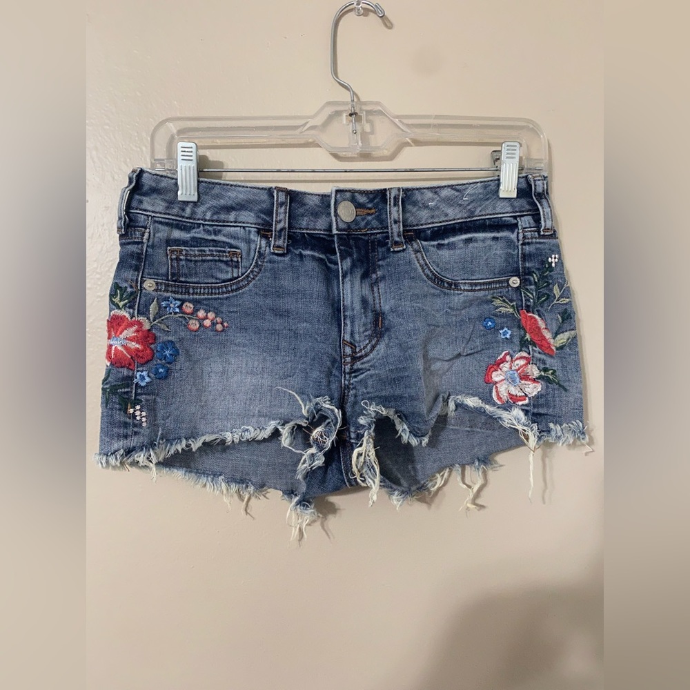 Express Women’s Size 0  Embroidered Rose Low Rise Shortie Denim Shorts Jeans